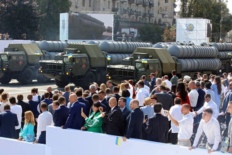 Dokumen foto menunjukkan sistem rudal S-300PS selama parade militer di Kyiv, Ukraina.