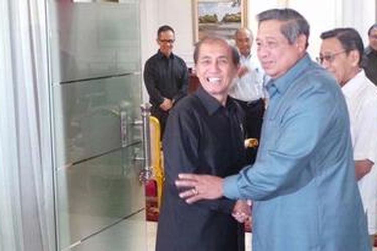 Presiden Susilo Bambang Yudhoyono saat menerima Ketua BPK Hadi Poernomo di Kantor Presiden, Jakarta, Kamis (4/4/2013). BPK menyerahkan ikhtisar hasil pemeriksaan semester II (IHPS) tahun 2012 kepada pemerintah.