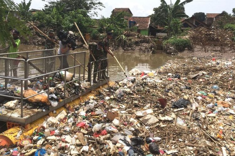 Seperti di negara lain, Indonesia juga menghadapi ancaman krisis sampah plastik.