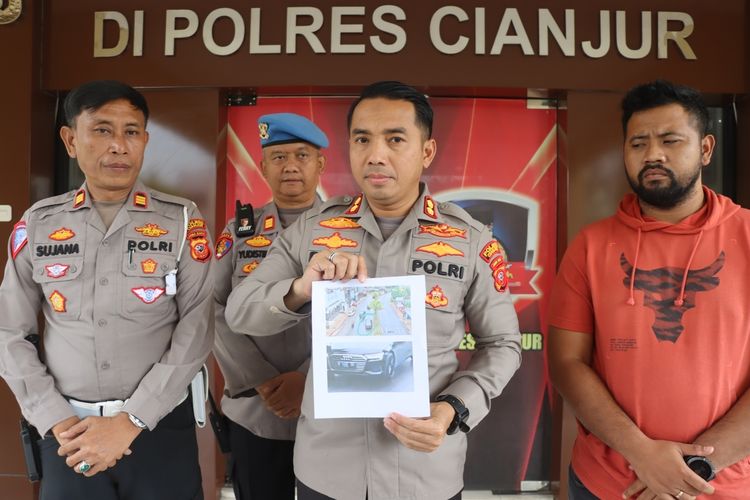 Kapolres Cianjur AKBP Doni HErmawan memelrihatkan bukti rekaman CCTV dalam kasus tabrak lari yang menewaskan seorang mahasiswi.