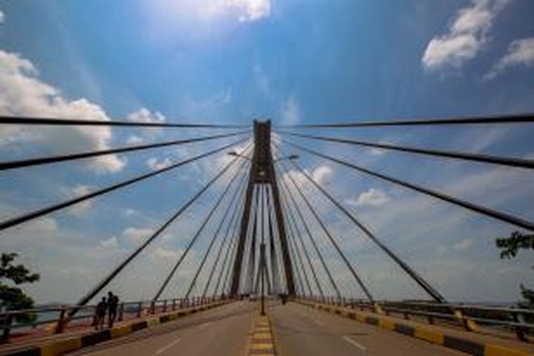 Pemandangan Jembatan Barelang di Batam, Kepulauan Riau, Minggu (8/2/2015). Jembatan ini merupakan satu dari enam jembatan yang dibangun untuk menghubungkan enam pulau di Batam, yaitu Pulau Batam, Pulau Tonton, Pulau Nipah, Pulau Rempang, Pulau Galang dan Pulau Galang Baru.