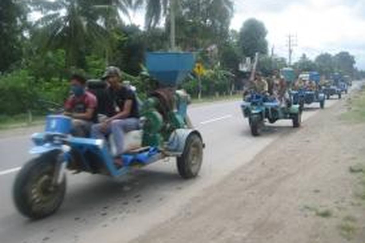 Mesin penggiling padi keliling kian marak beroperasi di Bireuen. Kondisi ini memangkas penghasilan mesin pabrik tradisional hingga mayoritas gulung tikar. (DESI)