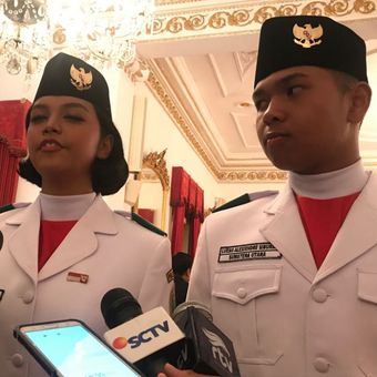 Pasangan Paskibraka perwakilan dari Provinsi Sumatera Utara Suci Izdihar Hulwa dan Lucas Alexiendre usai dikukuhkan Presiden Jokowi di Istana Negara, Rabu (15/8/2018).