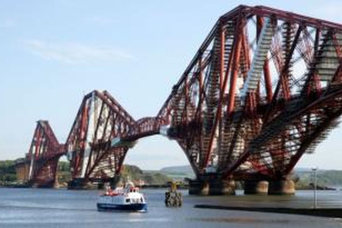 Forth Bridge atau Jembatan Forth berada di atas Firth of Forth di timur Skotlandia hingga ke timur Forth Road Bridge yang menghubungkan hingga 14 km dari pusat Edinburgh. Jembatan sepanjang 2.528,7m ini dibuka untuk umum pada 4 Maret 1890 silam. 