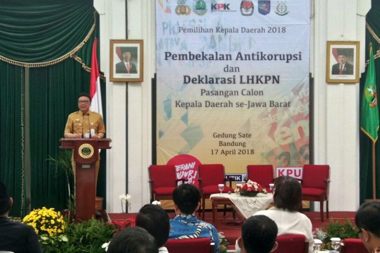 Menteri Dalam Negeri Tjahjo Kumolo saat memberikan pemaparan kepada para calon kepala daerah di Jawa Barat dalam kegiatan Pembekalan Antikorupsi dan Deklarasi LHKPN di Aula Barat Gedung Sate, Selasa (17/4/2018).