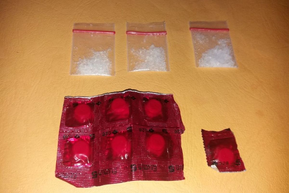 Polisi mengamankan 3 paket sabu-sabu seberat 1,11 gram dan 7 butir pil happy five seberat 1,95 gram milik BH (50) di Jelambar, Jakarta Barat. 