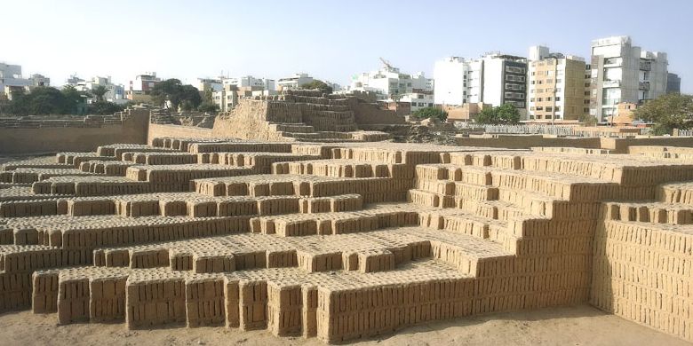 Huaca Pucllana merupakan piramida kuno di kota Lima, Peru.
