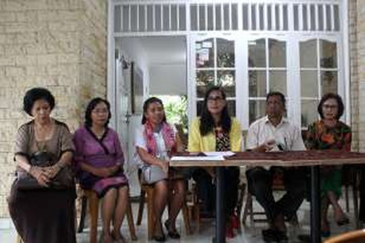 Yovita Anike Mitak (tengah baju kuning), satu-satunya wanita yang maju sebagai calon Wali Kota Kupang, Nusa Tenggara Timur (NTT) dari Partai Gerindra, saat menggelar konferensi pers di kediamannya, Senin (19/9/2016)