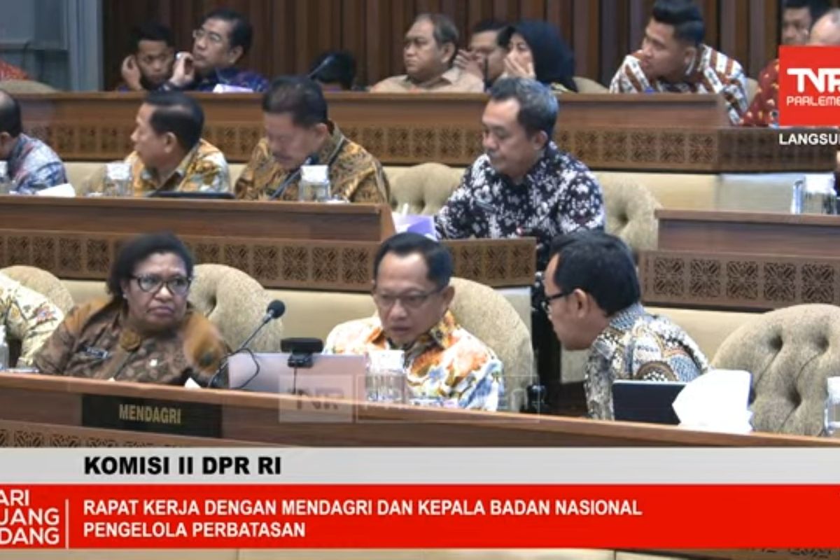 Tangkapan Layar Menteri Dalam Negeri Tito Karnavian saat berdiskusi dengan dua wakil menterinya dalam rapat kerja bersama Komisi II DPR RI, Kamis (31/10/2024).