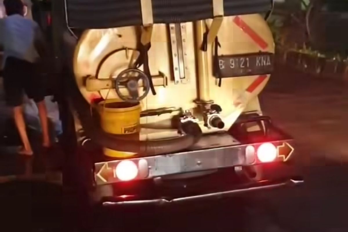 Tangkapan layar dari video unggahan milik @bekasi.terkini. Dalam video berdurasi beberapa detik tersebut, terlihat satu unit truk tinja sedang membuang limbah tinja ke saluran air di wilayah Pekayon, Bekasi Selatan, Kamis (9/12/2022) kemarin.