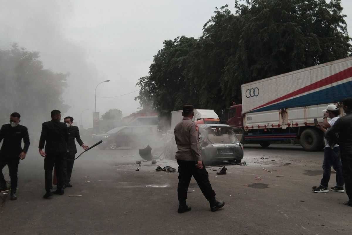 Petugas tengah mencegah kebakaran mobil pasca bentrok di Jalan Interchange Karawang Barat, Desa Purwadana, Kecamatan Telukjambe Timur, Kabupaten Karawang, Rabu (24/11/2021).
