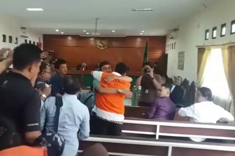 Terdakwa Iwan Adranacus memeluk Suharto, ayah kandung korban Eko Prasetyo, pemotor yang tewas ditabrak dengan mobil mercy di ruang Pengadilan Negeri Solo, Selasa (6/11/2018).