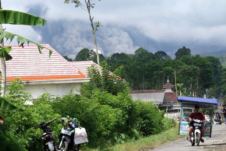 Kepulan awan panas guguran Gunung Semeru terlihat dari Desa Sumber Mujur, Candipuro, Lumajang, Jawa Timur, Kamis (16/12/2021). Erupsi Gunung Semeru kembali terjadi pada pukul 09.10 WIB yang menyebabkan warga dan relawan panik.