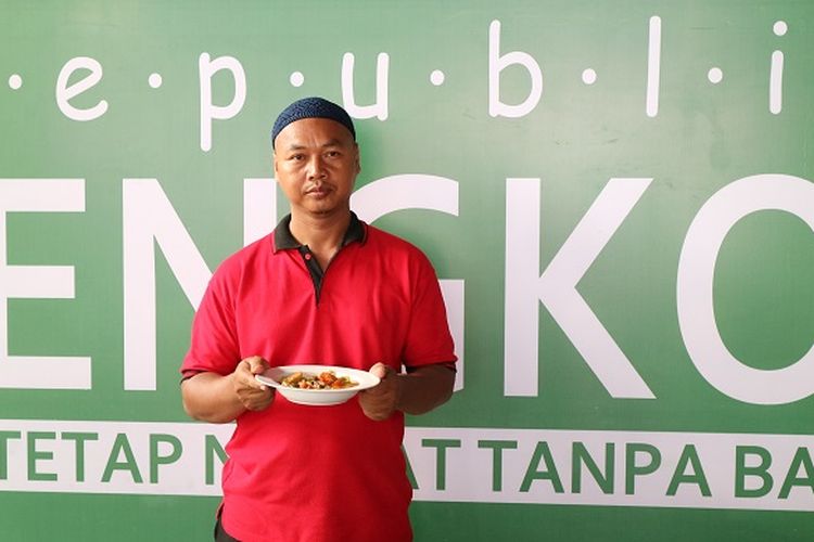 Pemilik warung makan Republik Jengkol, Fatoni (47) dengan sajian tongseng jengkol di bilangan Jalan Raya Bogor KM 24 No 27 tepat di samping pool taxi Blue Bird, Jakarta Timur, Selasa (4/4/2017). Sebelum membuka usaha warung makan, Fatoni bekerja sebagai pelukis dan desain grafis.