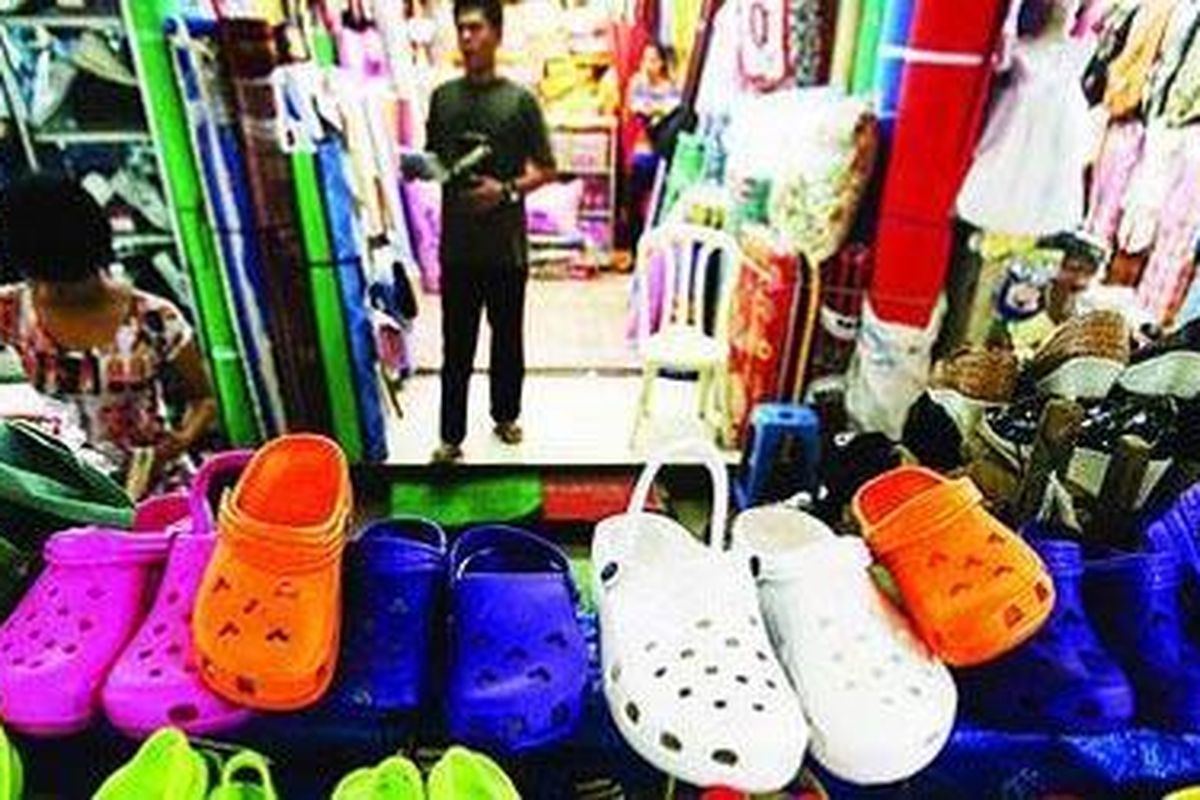 Sandal buatan China dari bahan baku plastik silikon yang murah, tahan air, dan menarik perhatian karena warnanya yang cerah menjadi produk primadona di pasar-pasar tradisional, seperti di Pasar Kebayoran Lama, Jakarta, Senin 11/1/2010.