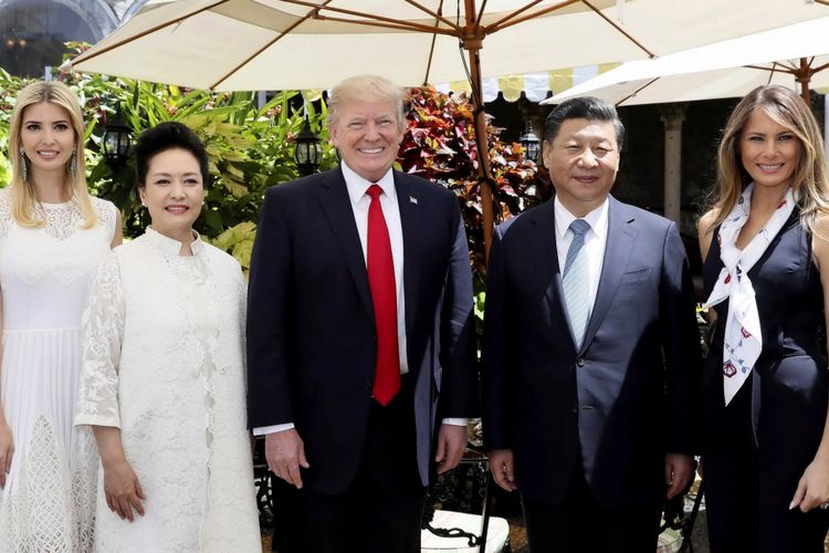 Ivanka Trump hadir dalam pertemuan antara ayahnya, Presiden AS Donald Trump dan Presiden China Xi Jinping. Hadir pula istri Xi Jinping, Peng Liyuan, di Florida bulan April 2017. 