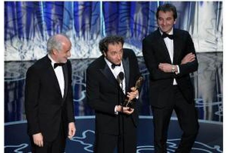 (Kiri ke kanan) Auktor Toni Servillo, sutradara Paolo Sorrentino, and produser Nicola Giuliano menerima penghargaan Best Foreign Language Film untuk film 'The Great Beauty' dalam acara Oscar 2014 di Dolby Theatre, Minggu (2/3/2014), di Hollywood, California.