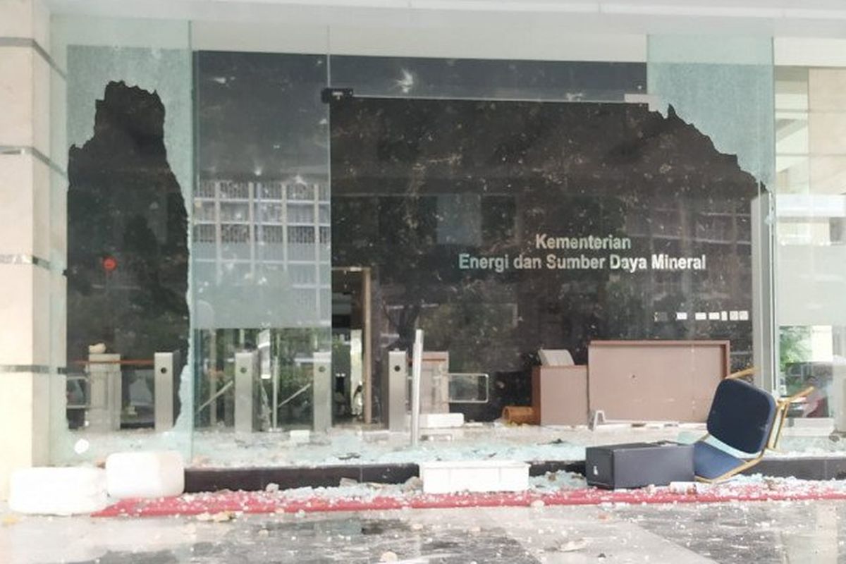 Gedung Kementerian Energi dan Sumber Daya Mineral (ESDM), Jakarta Pusat, dirusak oleh massa demonstran yang melempari gedung tersebut dengan bebatuan, Kamis (8/10/2020) sore.