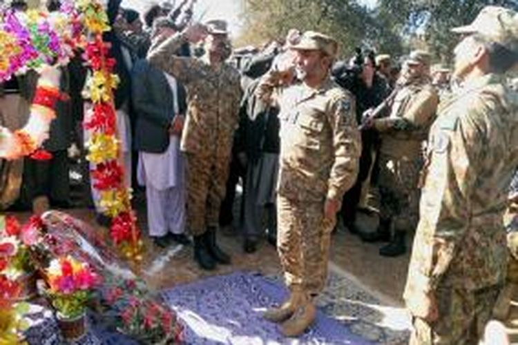 Sejumlah prajurit angkatan darat Pakistan meletakkan karangan bunga dan memberikan penghormatan di makam Aitzaz Hassan, seorang remaja yang menggagalkan aksi bom bunuh diri yang mengincar sebuah sekolah di distrik Hangu, provinsi Khyber Pakhthunkwa.
