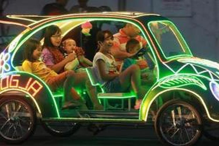 Becak hias gemerlap lampu di Alun-alun Selatan Yogyakarta. Amat mirip mobil VW Kodok. 