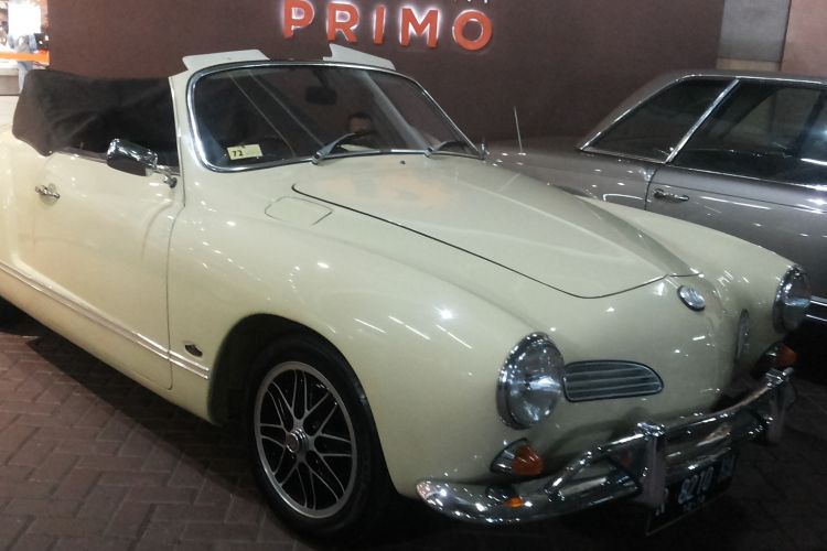 Volkswagen Karmann Ghia, salah satu mobil klasik yang keberadaannya tergolong langka di Indonesia.