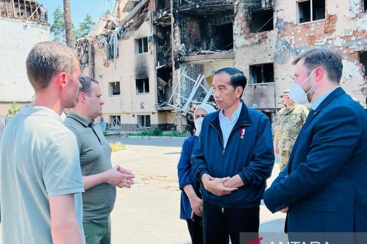 Presiden Joko Widodo dan Ibu Iriana meninjau reruntuhan kompleks Apartemen Lipky di Kota Irpin, Ukraina pada Rabu (29/6/2022). 