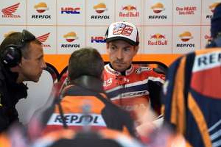 Pebalap Repsol Honda asal Amerika Serikat, Nicky Hayden, mendengarkan krunya ketika menjalani sesi latihan bebas keempat GP Australia di Sirkuit Phillip Island, Sabtu (22/10/2016).