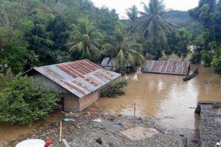 Ketinggian banjir di kabupaten Gorontalo hingga menenggelamkan banyak rumah.