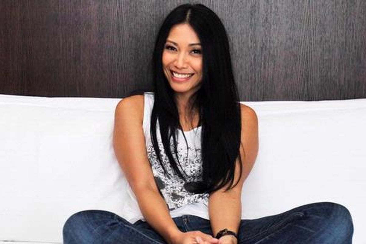 Penyanyi Anggun Cipta Sasmi menjalani sesi pemotretan untuk ι.com di The Residences at The Ritz-Carlton Pacific Place, Jakarta, Senin (13/5/2013). Wanita kelahiran 29 April 1974 ini meluncurkan album Best-of Design of Decade 2003-2013, yang berisi kumpulan lagu-lagu lama dan barunya.