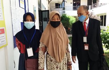 IKUTI SIDANG—Dainem didampingi anak keduanya, Wuryandari dan kuasa hukumnya, Arifin Purwanto, SH keluar dari ruang persidangan di Pengadilan Negeri Kabupaten Madiun, Rabu (22/12/2021). Dainem menggugat anak kandungnya sendiri lantaran nekat menjual sawahnya tanpa ijin darinya.