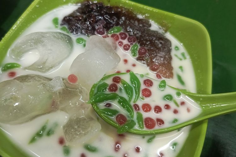 Dawet salah satu menu andalan Depot Hj Rochmah yang berjualan di Pasar Blauran Surabaya, dengan isian dawet hijau yang lembut, ketan hitam manis, srintil kenyal, bubur sumsum gurih, mutiara, dan biji salak.