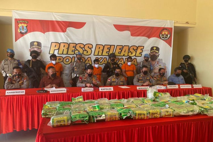 Pers rilis pengungkapan 47 kg sabu sabu asal Malaysia. Tiga orang tersangka dibekuk, mereka dijanjikan upah Rp 1,65 miliar untuk mengirim paket tersebut ke Palu Sulteng