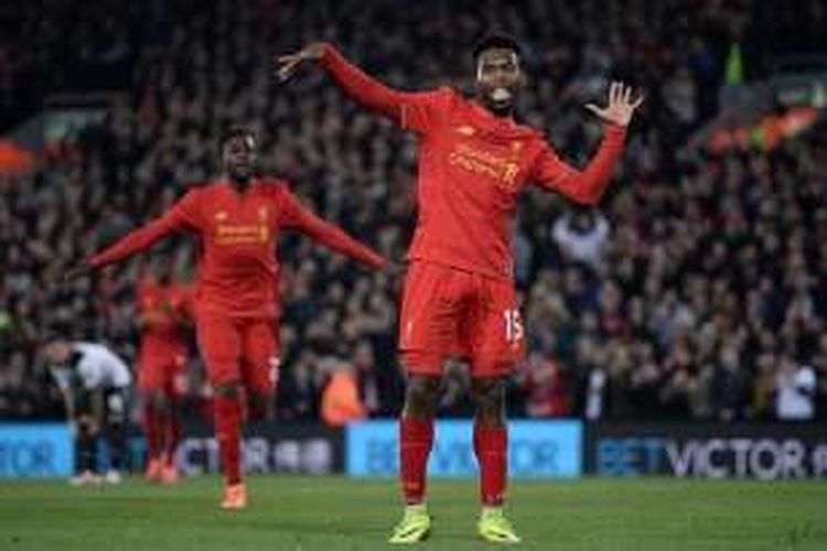 Penyerang Liverpool, Daniel Sturridge, berjoget merayakan golnya ke gawang Tottenham pada pertandingan Piala Liga di Anfield, Selasa (25/10/2016).