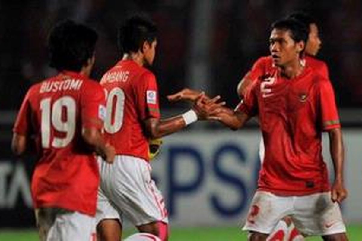 Nasuha (kanan) disambut rekannya usai membobol gawang Malaysia dalam pertandingan putaran kedua final AFF Suzuki Cup di Jakarta, Rabu (29/12/2010).