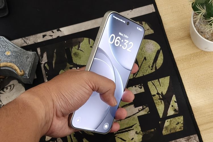 Menggenggam Oppo Find X9 Pro yang lebih berat dan tebal dari generasi sebelumnya.