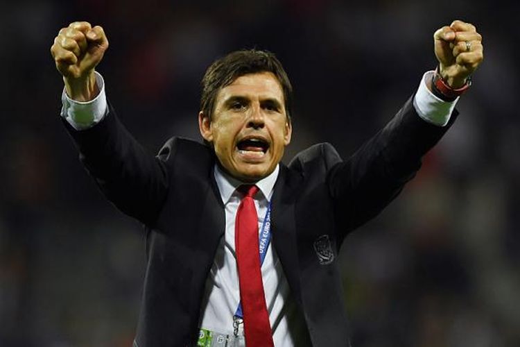 Manajer Chris Coleman merayakan keberhasilan Wales mengalahkan Rusia dengan skor 3-0 pada pertandingan terakhir Grup B Piala Eropa 2016, Senin (20/6/2016). 