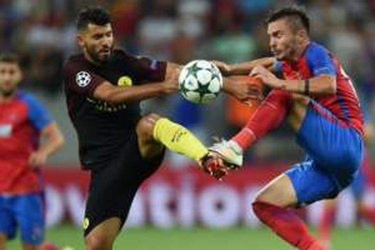 Penyerang Manchester City, Sergio Aguero (kiri), berduel dengan pemain Steaua Bucuresti, Jugurtha Hamroun, dalam laga leg pertama play-off Liga Champions di Arena Nationala, Bucharest, 16 Agustus 2016.