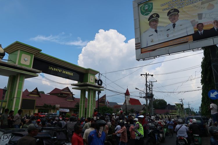 Ratusan penarik Betor mendatangi Kantor Wali Kota Padang Sidempuan, Jumat (17/4/2020). Mereka menuntut agar diberi bantuan, karena selama adanya wabah Corona ini penghasilan sangat jauh berkurang.