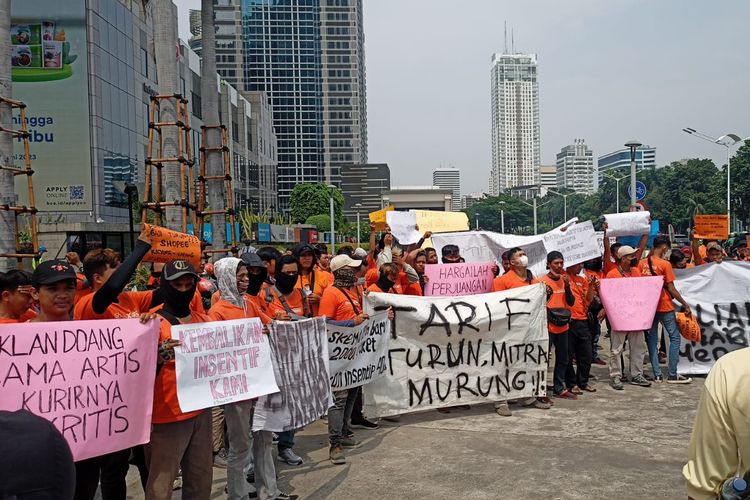 Kurir Shopee Xpress melakukan unjuk rasa di depan kantor pusat Shopee di kawasan SCBD, Jakarta, untuk menolak penghilangan insentif, Jumat (17/9/2022). 