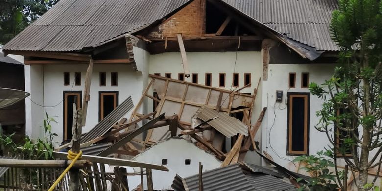Dampak gempa 6,7 M menyebabkan kerusakan rumah warga di Kabupaten Pandeglang, Banten