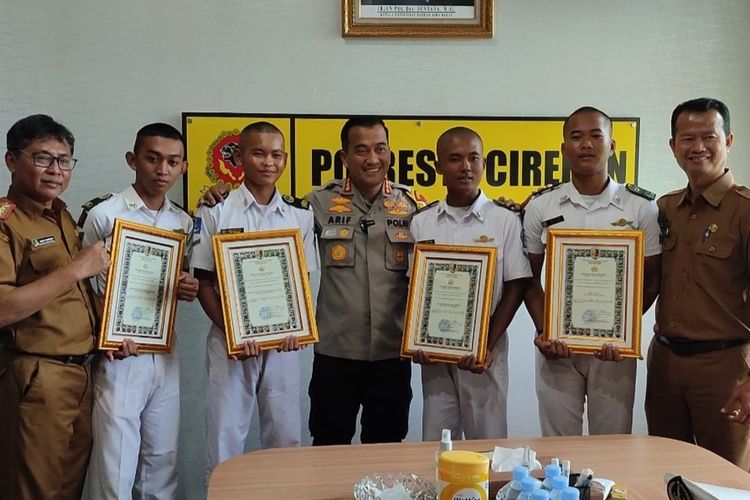 Kapolresta Cirebon Kombes Pol Arif Budiman, memberikan penghargaan kepada empat pelajar SMKN 1 Mundu Cirebon lantaran berhasil menangkap jambret, di Mapolresta Cirebon, Senin (13/2/2023)