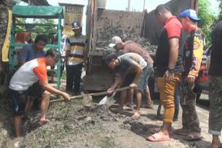 Warga Kelurahan Tugu Kecil Prabumulih mulai melakukan pembersihan selokan di area rumah mereka untuk mengntisipasi banjir akibat hujan yang mulai turun belakangan ini