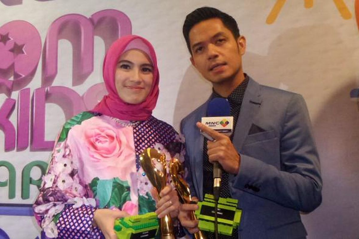 Artis peran Alyssa Soebandono dan sang suami, Dude Harlino saat diabadikan dalam acara Mom & Kids Awards 2016 di MNC Tower, Kebon Jeruk, Jakarta Barat, Senin (19/12/2016).