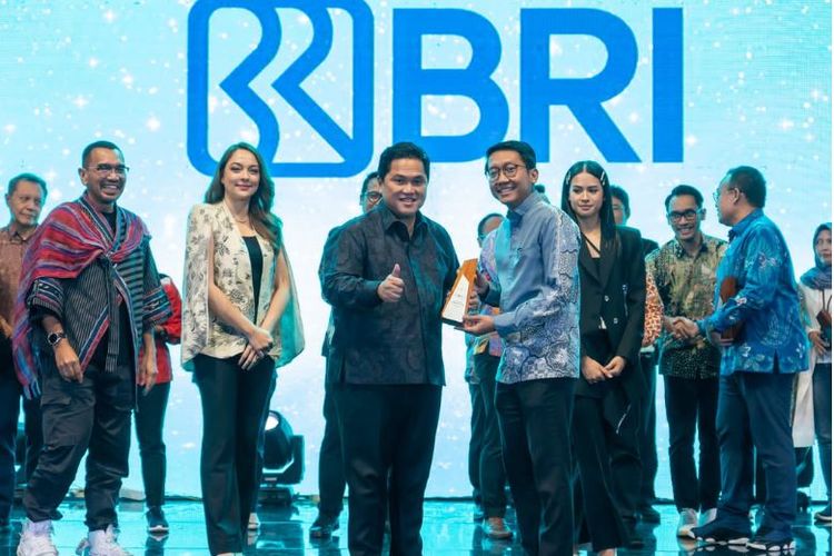 BRI raih predikat Best of The Best Communication dan boyong enam penghargaan sekaligus pada ajang BCOMSS Awarding Night di Tennis Indoor, Senayan, Jakarta, Kamis (9/3/2023). 

