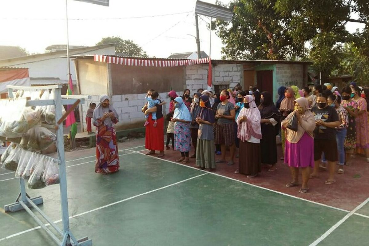 Warga RW 05 Kampung Cilalung, Jombang, Ciputat Tangerang Selatan membagikan sayur kepada masyarakat yang terdampak pandemi. Pembagian sayur dilakukan sudah sejak bulan Mei 2020