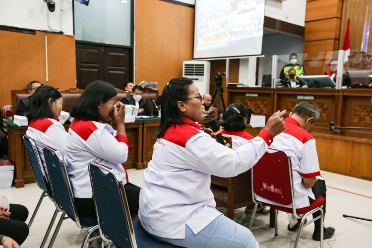 Saksi Roslin Emika Simanjuntak (tante Brigadir J) saat mengikuti persidangan dengan terdakwa Richard Eliezer Pudihang Lumiu di Pengadilan Negeri, Jakarta Selatan, Selasa (25/10/2022). Sebanyak 12 orang termasuk pihak keluarga Nofriansyah Yosua Hutabarat atau Brigadir J dihadirkan jaksa penuntut umum (JPU) sebagai saksi.