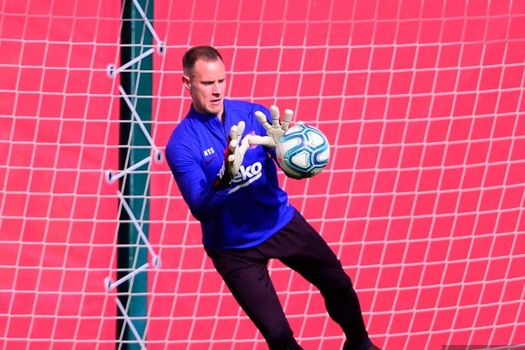 Kiper Barcelona Jerman Marc-Andre Ter Stegen menangkap bola saat sesi latihan di tempat latihan Joan Gamper di Sant Joan Despi di pinggiran Barcelona pada 29 Februari 2020 menjelang pertandingan sepak bola Liga Spanyol antara Real Madrid dan Barcelona.