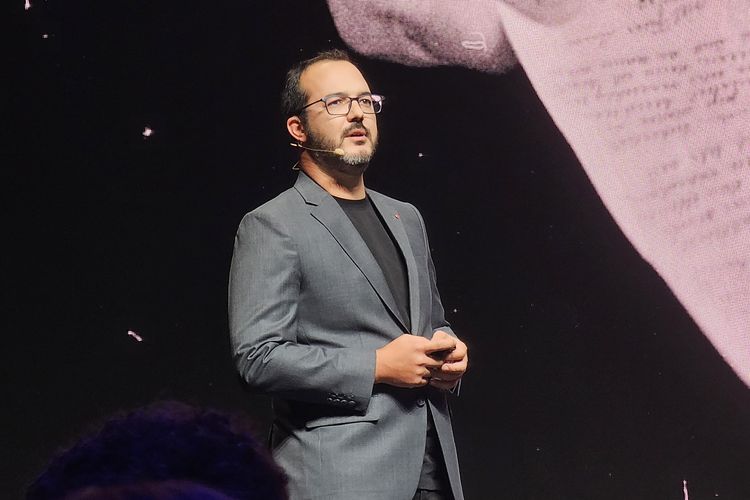 Pablo Acevedo Noda, Head of Development and Engineering Mobile, Leica Camera AG di atas panggung peluncuran Xiaomi 14T series di Berlin, Jerman, Kamis (26/9/2024).