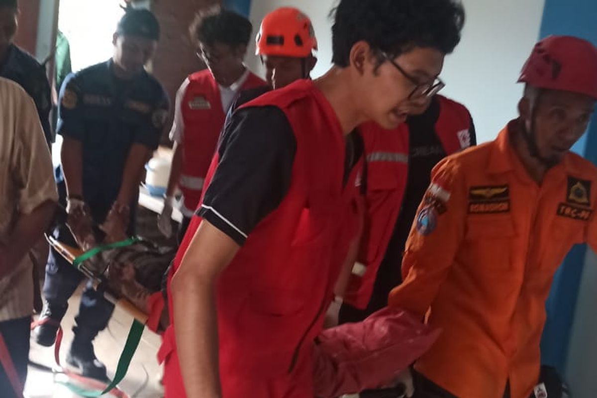 Pekerja cat yang tersengat listrik dievakuasi petugas dan dibawa ke RSUD Salatiga, Sabtu (12/4/2025). 