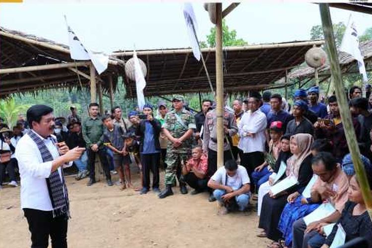 Menteri ATR/Kepala BPN Hadi Tjahjanto seusai menyerahkan sertipikat di Desa Gunung Anten, pada Jumat (27/10/2023).